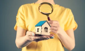 guia vivienda de interes social 2025 persona con lupa sobre la casa vip o vis