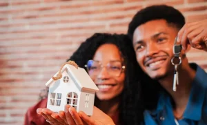 Programas de Vivienda de Interés Social en Colombia pareja disfrutando de su casa vis vip