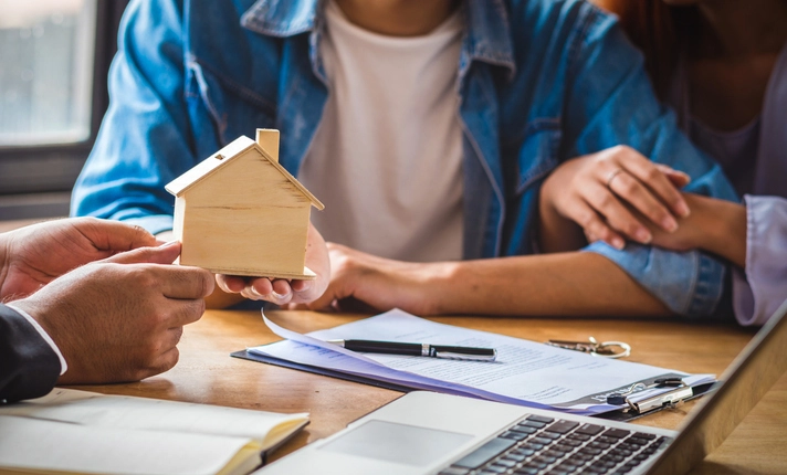 Qué es Vivienda de Interés Social familia recibiendo casa apto vis en el Valle